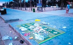 Ăn nhậu bê bối bên bờ biển Cửa Lò