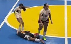 Video gây sốc ở giải futsal Brazil, nữ cầu thủ liên tiếp sút vào đầu đối thủ 'rất dã man'
