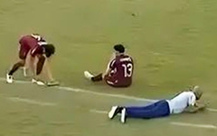 Bầy ong tràn vào sân khiến cầu thủ hoảng sợ, trốn vào phòng thay đồ ở trận chung kết U20 Brazil