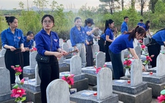 Video: Đoàn viên thắp hàng vạn ngọn nến trên mộ liệt sĩ, bừng sáng đêm tri ân ở Quảng Trị