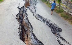Đường nhựa liên xã bỗng nhiên nứt toác, sụt lún khiến địa phương phải phong tỏa tạm thời