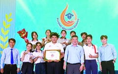 Thí sinh Đường đến vinh quang mang vòng nguyệt quế về tặng chị