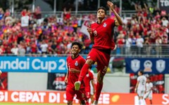 Singapore hạ Timor-Leste bằng 'vũ khí' tạt cánh đánh đầu, tạm vượt Việt Nam