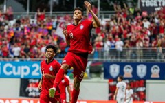 Singapore hạ Timor-Leste bằng 'vũ khí' tạt cánh đánh đầu, tạm vượt Việt Nam