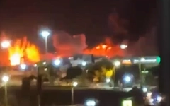Mỹ không kích Iran, khói lửa bốc cao sau nhiều tiếng nổ lớn tại thành phố cảng Sirik 