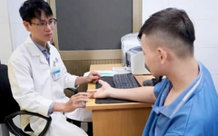 Gần 10 giờ vi phẫu giành lại 3 ngón tay bị máy cưa cắt đứt cho nam thanh niên
