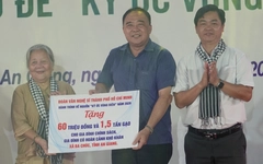 Văn nghệ sĩ TP.HCM trao 166 phần quà cho bà con xã Ba Chúc, An Giang
