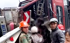 Video hiện trường vụ lật xe tải trên quốc lộ 9 khiến 3 người tử vong