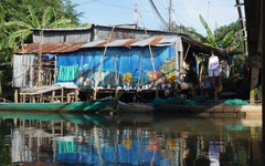Khám phá làng bích họa trên sông Tiền