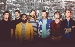 Maroon 5 "nhuộm" MV mới bằng màu sắc độc đáo