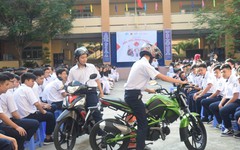 Teen THPT Tây Thạnh cùng học luật giao thông, nhận nhiều quà to