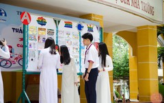 Teen THPT Trưng Vương vẽ tranh hưởng ứng tháng An toàn giao thông