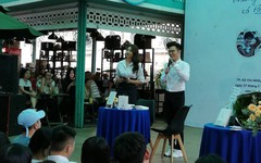 Ca sĩ Jun Phạm "dụ ngọt" Anh Khang "sống ảo" trong tập thơ mới nhất