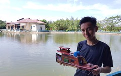 Cậu bạn mê đồ chơi mô hình
