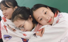 Cư dân mạng “cười bò” với loạt ảnh đến trường ngày mưa lạnh của teen