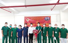 Kết nạp Đảng cho bác sĩ chống dịch tại Bệnh viện dã chiến