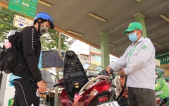 Sinh viên “vượt khó” đi học mùa xăng tăng