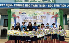 Báo Khăn Quàng Đỏ "chở" niềm vui đến với thiếu nhi xã đảo Thạnh An