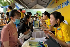 Làm đúng ngành nhưng thu nhập bấp bênh hay trái ngành nhưng lương ổn định?