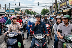 Ai đi đường 'thèm' thuốc lá vui lòng dừng xe, ghé đâu đó mà hút