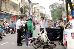 Mở cửa xe suýt gây tai nạn cho người đi đường, không xin lỗi mà còn giơ tay ra dọa