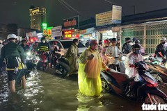 Có nên đội mưa lớn về để tránh kẹt xe, ngập nước?