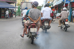 Quên những chuyện nhỏ nhặt khi chạy xe máy, vậy có tập trung lái xe?