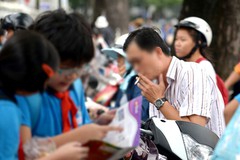 Hút thuốc lá khi dừng đèn đỏ, thói quen khó bỏ?