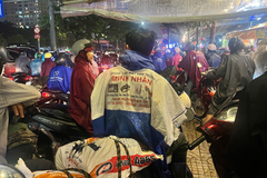 Người phụ đạp xe, chỉ đường, người 'có cái áo mưa cũ cho nè' khi trời mưa kẹt xe, ngập nước