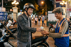 Tôi gửi thêm tiền cho người giữ xe, bạn tôi nói cứ trả đúng số tiền là được rồi