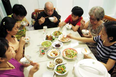 Sáng tất bật đi làm, trưa mỗi người một nơi, tối về muộn, bữa cơm gia đình sao khó quá