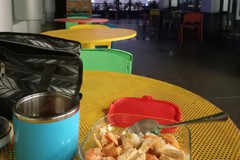 Tôi đi làm mang theo hai hộp 'pin' do vợ chuẩn bị