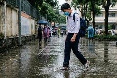 Mùa mưa vẫn buộc học sinh mang giày ba ta đi học, sao phải quy định cứng nhắc?