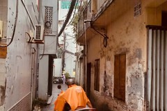 Những chiếc 'máng xối vô duyên' giữa phố ngày mưa