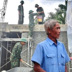 Bộ đội thực hiện 'Chiến dịch Quang Trung' thần tốc để bà con vùng lũ có nhà kịp đón Tết