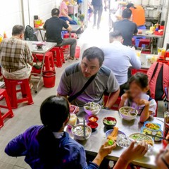 Lý do nhiều hàng quán chưa hạ giá bán dù xăng dầu đã giảm sâu