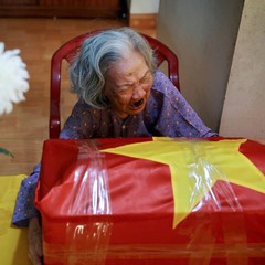 Sau 53 năm, người mẹ 95 tuổi ôm linh cữu con trai liệt sĩ trở về