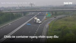 Xe container ngang nhiên đi ngược chiều trên cao tốc