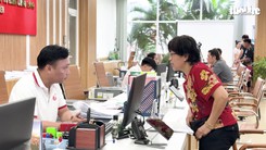 Video người dân TP.HCM đi làm thủ tục hành chính sáng thứ Bảy