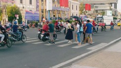 Thót tim cảnh du khách lách, né băng qua đường ra biển Nha Trang