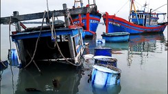 Người dân trục vớt tàu, thuyền bị chìm do bão số 5