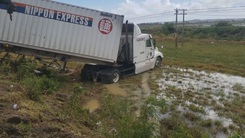 Gió thổi mạnh, nhiều xe tải nặng lao xuống ruộng