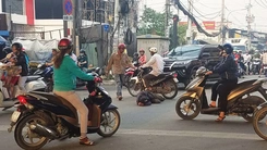 Người đàn ông say xỉn “quậy tưng” gây kẹt xe nghiêm trọng Quốc lộ 1