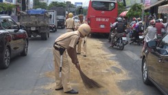 Nhiều người đi xe máy té ngã do trơn trượt dầu nhớt đổ tràn ra đường