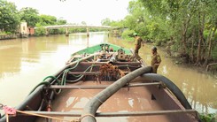 Công an nổ súng chỉ thiên truy bắt “cát tặc” trong đêm mưa