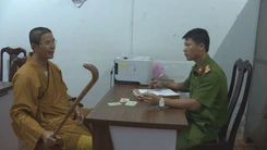 Nhà sư vác gậy đập vỡ kính xe ô tô vì tài xế bấm còi nhiều lần phía sau