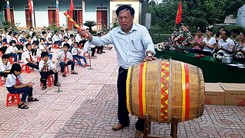 Mưa lũ không ngăn được các em đến trường