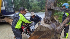 Video: 40 công nhân ở nhà máy Rào Trăng 4 đang bị cô lập, sẽ cử cano tiếp tế