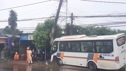 Video: Xe khách đâm đầu vào cột điện, hàng chục hành khách hoảng loạn