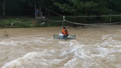 Video: Nhà sư dùng ròng rọc vượt dòng nước chảy xiết, gửi đồ ăn cho vùng lũ chia cắt